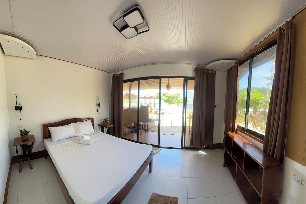 Quarto casal conforto, sacada | Escrivaninha, espaço de trabalho para notebook, Wi-Fi de cortesia