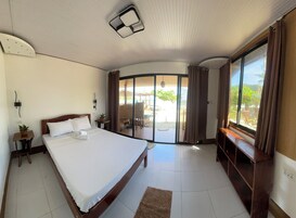 Espacio para trabajar con laptop, wifi gratis y ropa de cama 