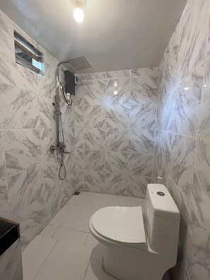 Quarto casal conforto, sacada | Banheiro | Chuveiro, toalhas de banho, sabonete, papel higiênico