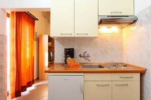 Fridge, stovetop, cookware/dishes/utensils - Apartments Lili (16871-A3) - Medulin (Medulin)
