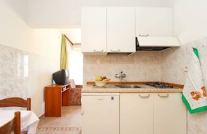 Coffee/tea maker, fridge, stovetop, cookware/dishes/utensils - Apartments Lili (16871-A2) - Medulin (Medulin)