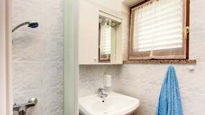 Een douche, handdoeken