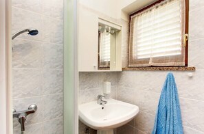 Shower, towels - Apartments Lili (16871-A2) - Medulin (Medulin)