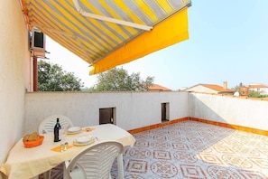 Outdoor dining - Apartments Lili (16871-A2) - Medulin (Medulin)