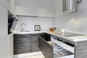 Kühlschrank, Mikrowelle, Herdplatte, Geschirrspüler