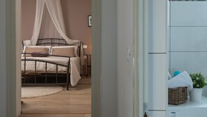 A bedroom with a bed, a bedside table, a lamp, and a nightstand. - Villa Laura (16946-K1) - Krnica (Pula) (Krnica (Pula))