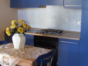 Fridge, oven, cookware/dishes/utensils - Appartamento Verde by Interhome (Fontane Bianche)