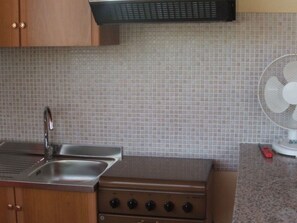 Fridge, microwave, cookware/dishes/utensils - Appartamento Giallo by Interhome (Fontane Bianche)