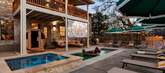 5BR Oasis w Pool, Spa, Sauna & Fire Pit