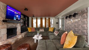 Televisión, chimenea y oficina 