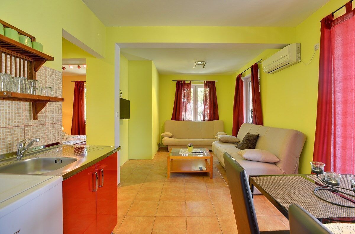 Un espacio habitable compacto con cocina, comedor y sofá en la sala.