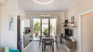 Refrigerador, lavavajillas y utensilios de cocina