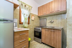 Fridge, stovetop, coffee/tea maker, toaster - House Snjezana (73616-K1) - Stinjan (Pula) (Stinjan (Pula))