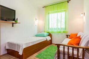 2 bedrooms, internet, bed sheets