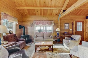 TV, fireplace, video games, ping pong - Cozy log house w/ gas-fire stove, dog-friendly, clubhouse amenities, w/d, wifi (Wilmington)