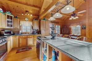 Fridge, microwave, oven, stovetop - Cozy log house w/ gas-fire stove, dog-friendly, clubhouse amenities, w/d, wifi (Wilmington)
