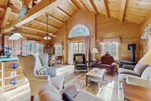 Cozy log house w/ gas-fire stove, dog-friendly, clubhouse amenities, w/d, wifi