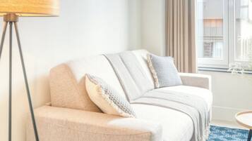 Leilighet – deluxe, 1 queensize-seng med sovesofa | Oppholdsområde | En 40-tommers Flatskjerm-TV med digitale kanaler