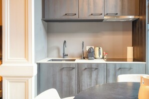 Deluxe Studio Suite | Private kitchen | Fridge, microwave, oven, stovetop - ROMY Ghent - Brabantdam (Ghent)