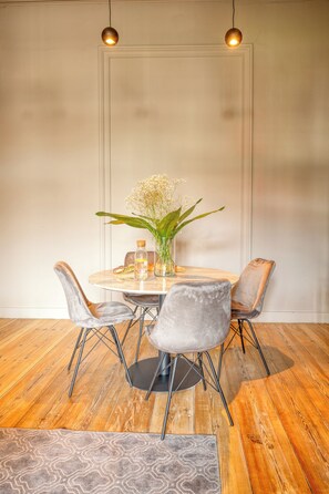 Deluxe Apartment, 1 Queen Bed with Sofa bed, Garden View | Living area | 40-inch flat-screen TV with digital channels - ROMY Ghent - Brabantdam (Gent)