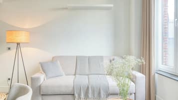 Deluxe-Apartment, 1 Queen-Bett und Schlafsofa | Wohnbereich | 40-Zoll-Flachbildfernseher mit Digitalempfang