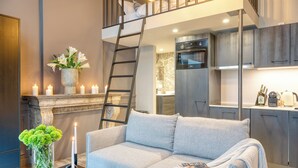 ห้องสตูดิโอสวีท, ชั้นลอย | บริเวณนั่งเล่น | ทีวีจอแบน 40 นิ้ว พร้อมช่องดิจิตอล