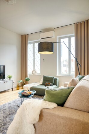 Superior Apartment, 1 Queen Bed with Sofa bed | Living area | 40-inch flat-screen TV with digital channels - ROMY Ghent - Brabantdam (Gent)