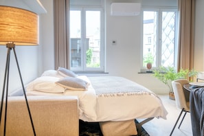 Deluxe Apartment, 1 Queen Bed with Sofa bed | Living area | 40-inch flat-screen TV with digital channels - ROMY Ghent - Brabantdam (Ghent)