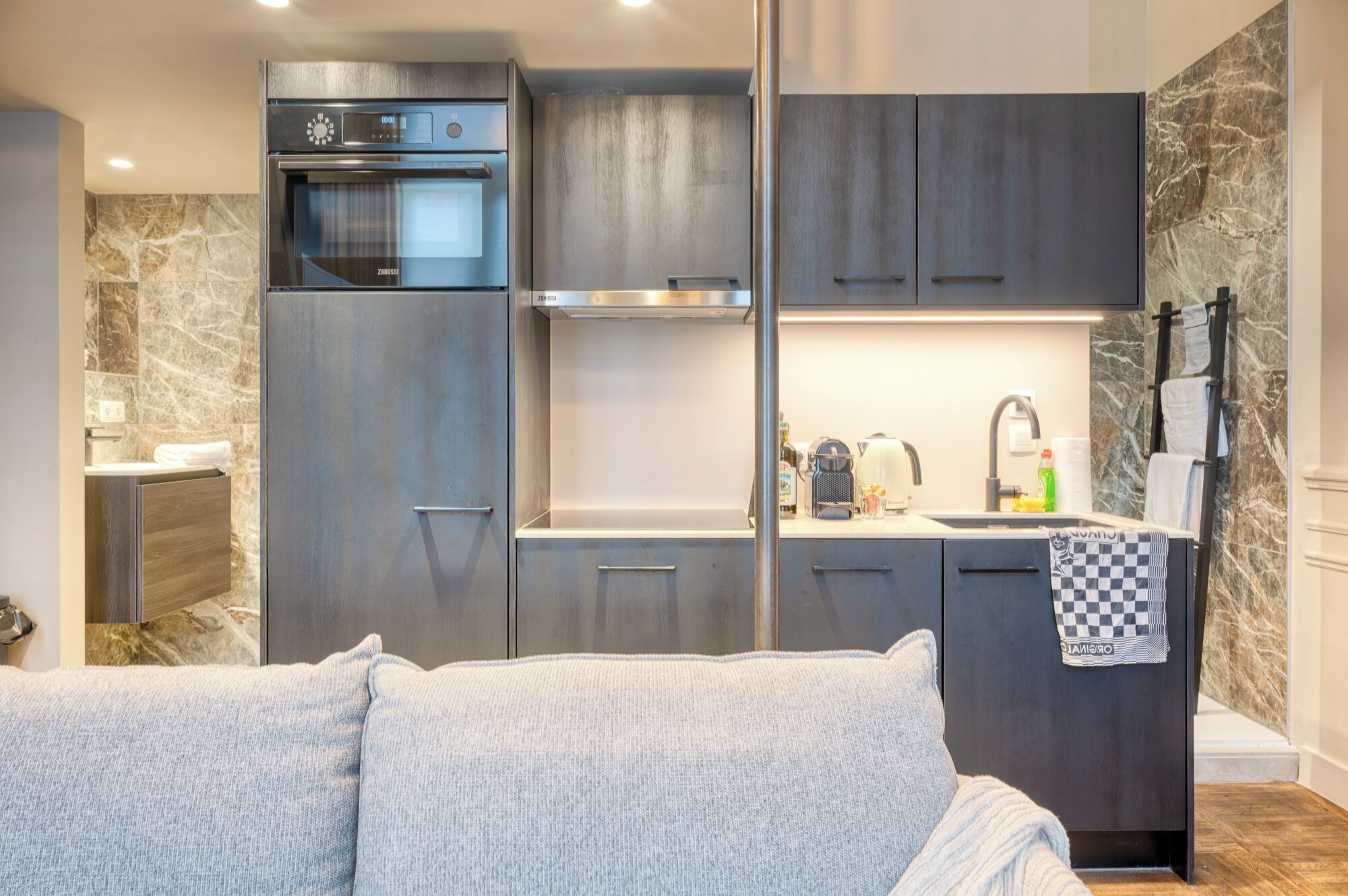 Studio Suite, Mezzanine | Private kitchen | Fridge, microwave, oven, stovetop