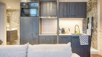 Studio Suite, Mezzanine | Private kitchen | Fridge, microwave, oven, stovetop
