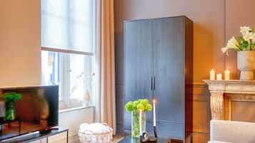 Studio Suite, Mezzanine | Laptop workspace, blackout drapes, iron/ironing board, free WiFi