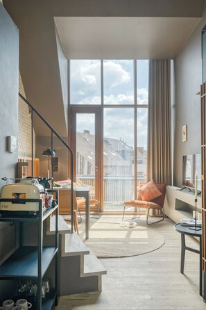 Deluxe Studio Suite, Balcony, Mezzanine | Living area | 40-inch flat-screen TV with digital channels - ROMY Ghent - Brabantdam (Gent)