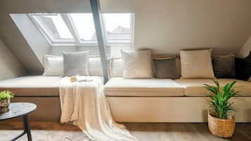 Apartamento premium, 1 cama Queen e sofá-cama, no mezanino | Área de estar | TV de tela plana 40 polegadas com canais digitais