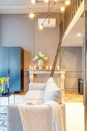 Studio Suite, Mezzanine