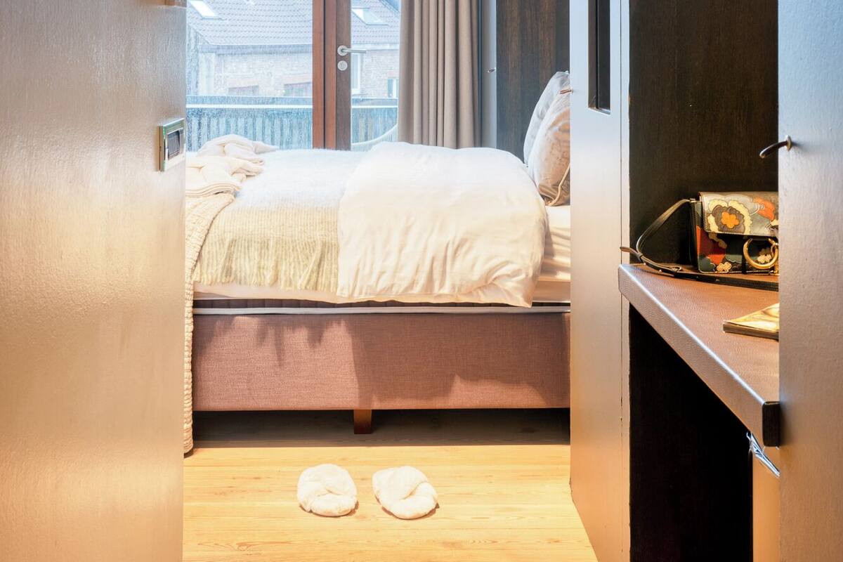 Suite estudio Premier, balcón | Espacio para trabajar con un portátil y cortinas opacas
