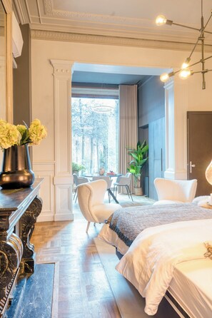 Suite estudio Deluxe | Espacio para trabajar con un portátil y cortinas opacas
