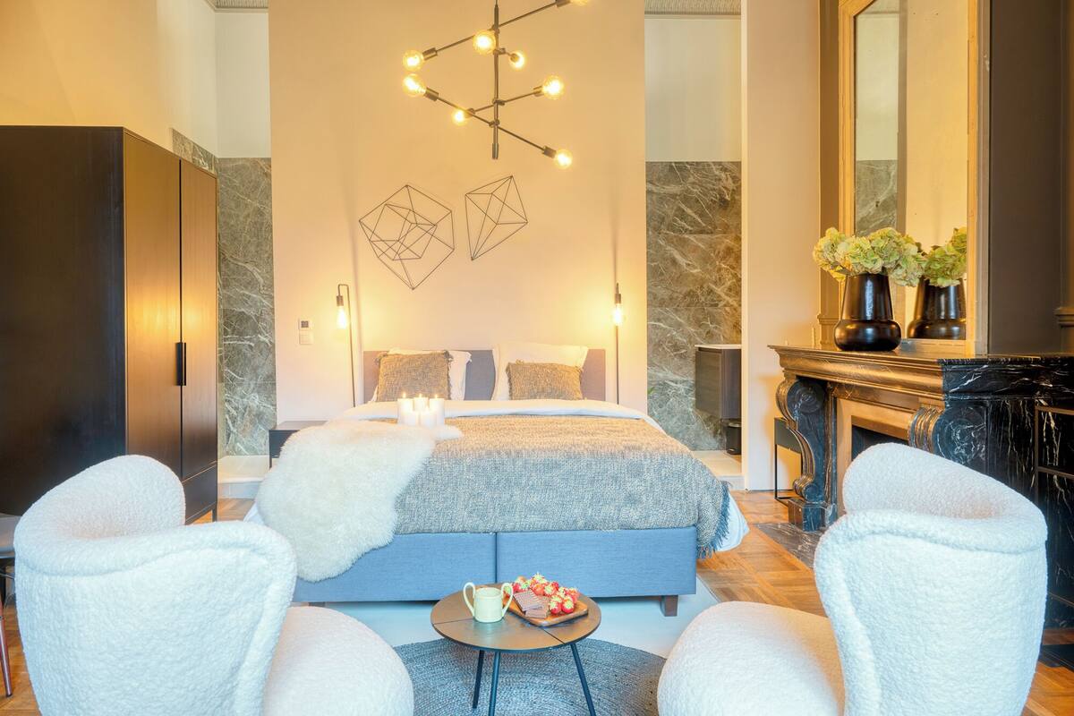 Suite estudio Deluxe | Espacio para trabajar con un portátil y cortinas opacas