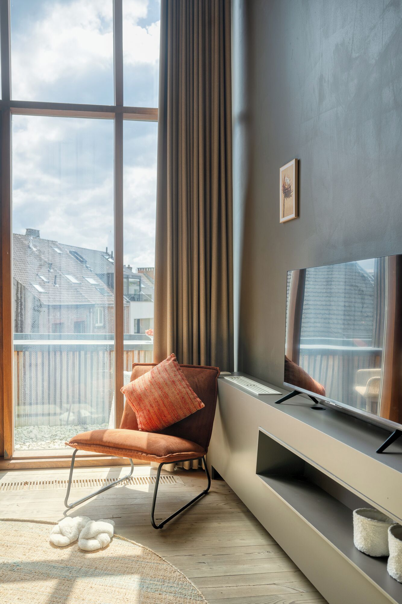 Deluxe studio suite, balkon, op tussenverdieping | Woonruimte | Een 40-inch flatscreentelevisie met digitale zenders