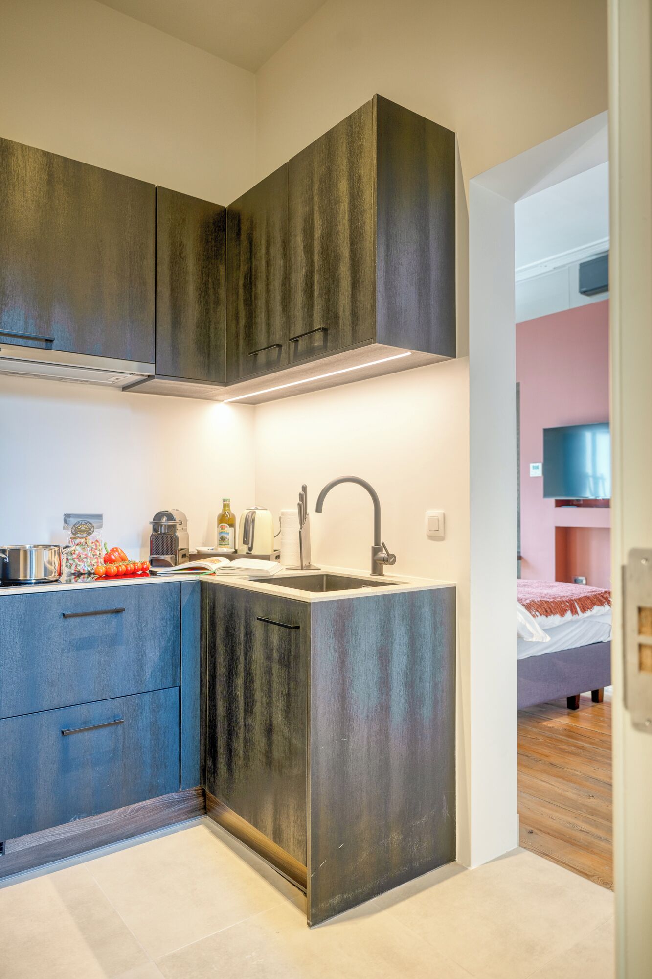 Superior Studio Suite | Private kitchen | Fridge, microwave, oven, stovetop