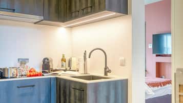 Superior Studio Suite | Private kitchen | Fridge, microwave, oven, stovetop