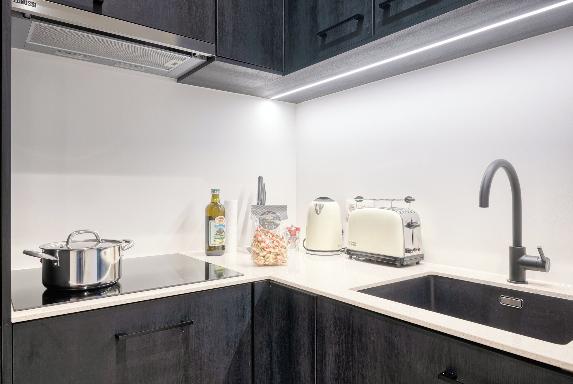 Superior Apartment, 1 Queen Bed with Sofa bed | Private kitchen | Fridge, microwave, oven, stovetop