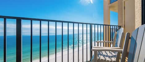 Un balcón con vista a la playa y al océano.