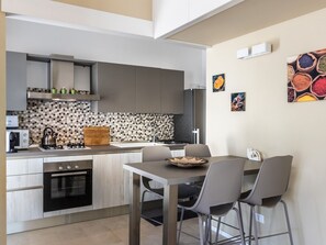 Fridge, dishwasher, cookware/dishes/utensils