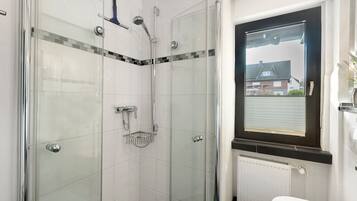 Dusche, Haartrockner, Handtücher