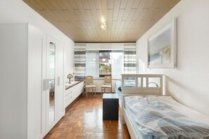 Iron/ironing board, WiFi, bed sheets