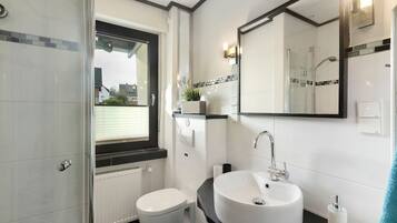 Douche, articles de toilette gratuits, sèche-cheveux