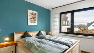 Een strijkplank/strijkijzer, wifi, beddengoed