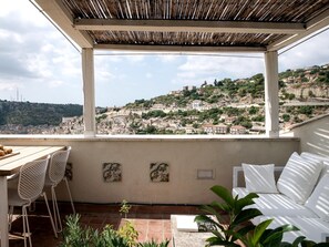 Outdoor dining - Eine Terrasse über Modica by Interhome (Modica)