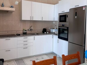 Fridge, microwave, oven, stovetop - Anagallis Villa, Armação de Pêra, Algarve (Armação de Pêra)