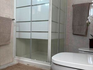 Shower, hair dryer, bidet, towels - Anagallis Villa, Armação de Pêra, Algarve (Armação de Pêra)